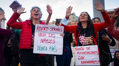 They made a "human wall" to prevent the rainbow girl from being taken to La Rioja