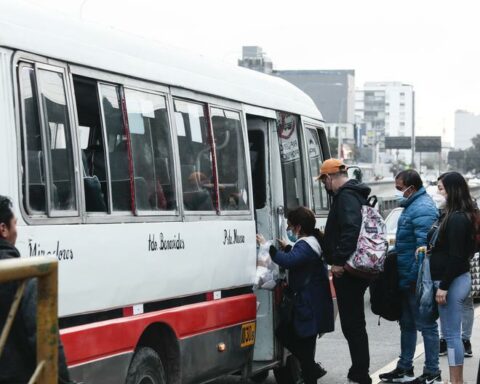 They present a bill to reduce the cost of tickets for older adults