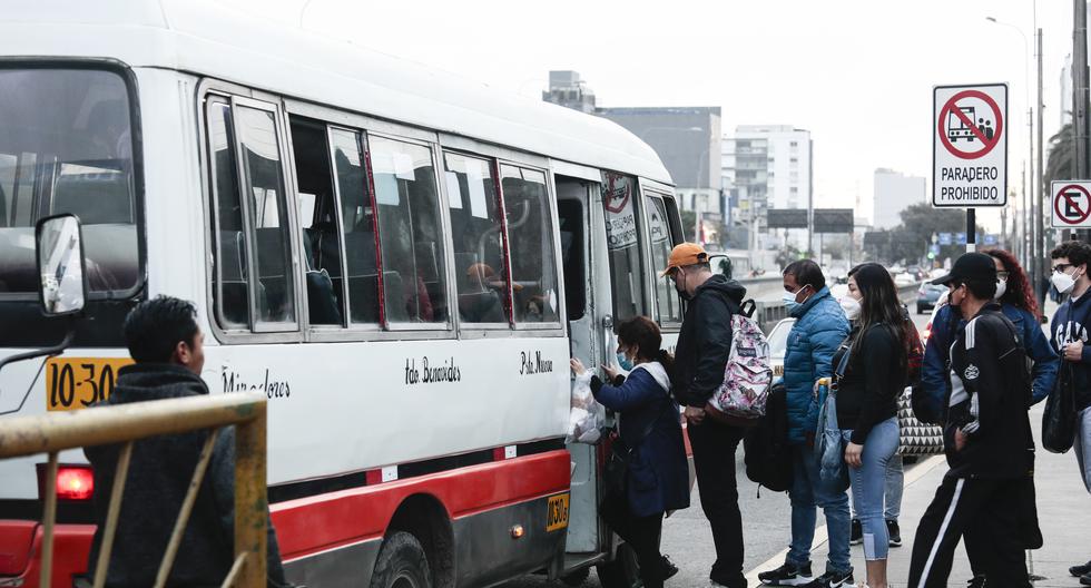 They present a bill to reduce the cost of tickets for older adults