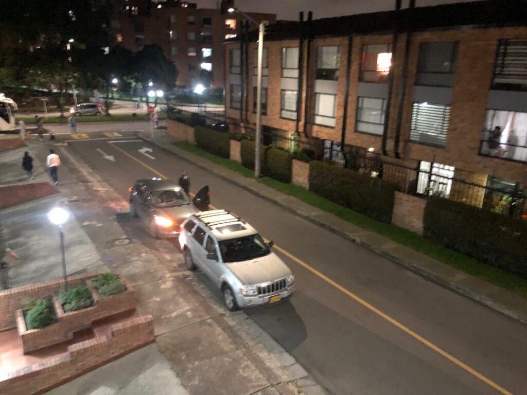 They record robbery in a sheaf outside a residential complex in Bogotá