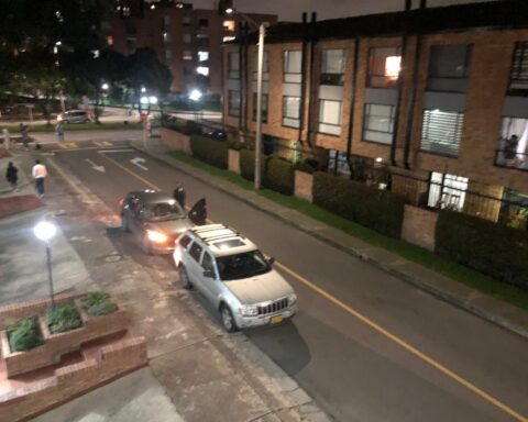 They record robbery in a sheaf outside a residential complex in Bogotá