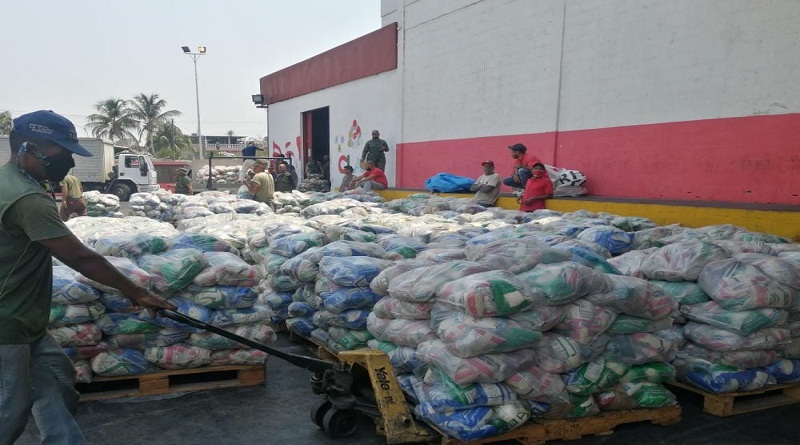 Entregan 900 toneladas de alimentos y enseres a 14 estados afectados por las lluvias