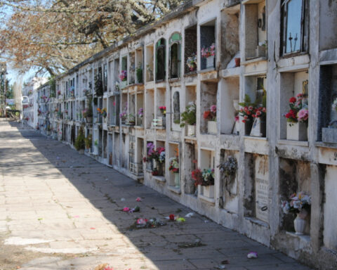 They steal even in the cemetery