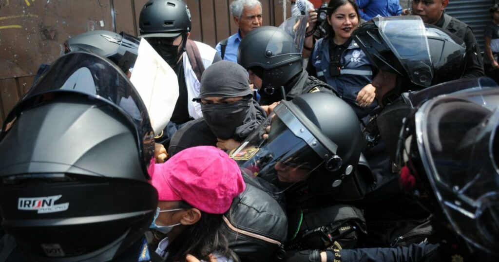 Thousands march in CDMX for October 2;  report white balance