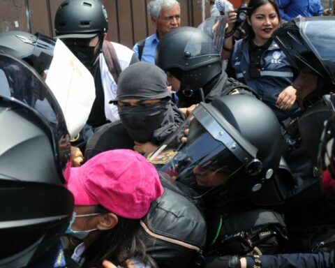 Thousands march in CDMX for October 2;  report white balance