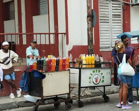 Three slush vendors fined 1,500 pesos in front of Carlos III