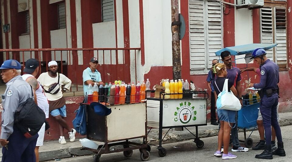 Three slush vendors fined 1,500 pesos in front of Carlos III