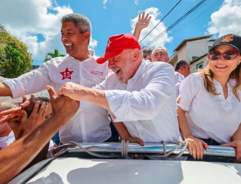 To the rhythm of the pagode and the bahianas of the acarajé, Lula summoned thousands of followers