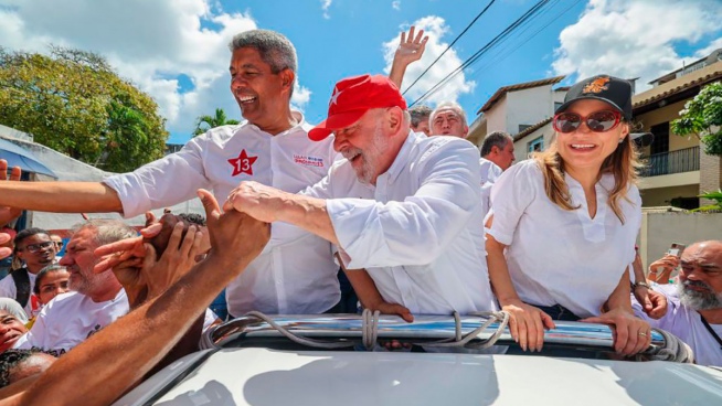 To the rhythm of the pagode and the bahianas of the acarajé, Lula summoned thousands of followers
