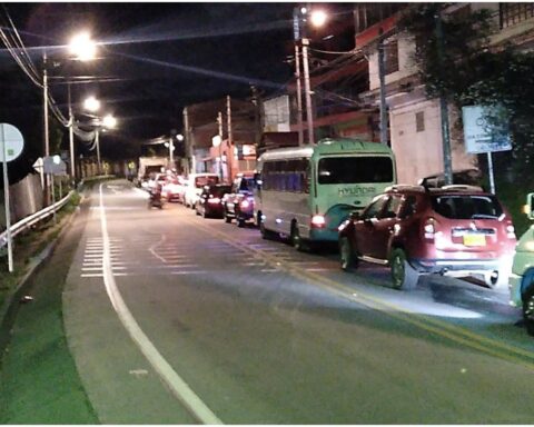 Traffic collapsed due to the fall of two poles and a tree on the road to La Calera
