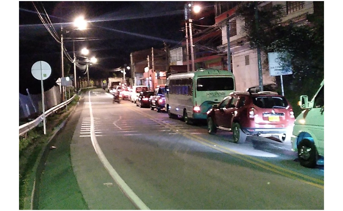 Traffic collapsed due to the fall of two poles and a tree on the road to La Calera