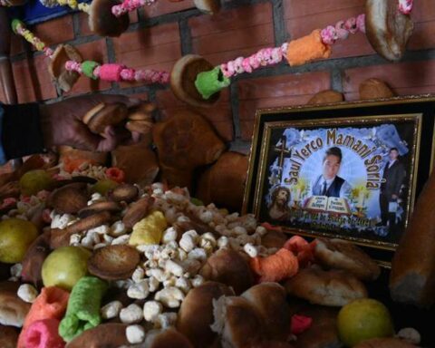 Tuesday there will be tolerance for Todos Santos and Wednesday, All Souls' Day, is a national holiday