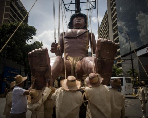 indígena gigante Caracas