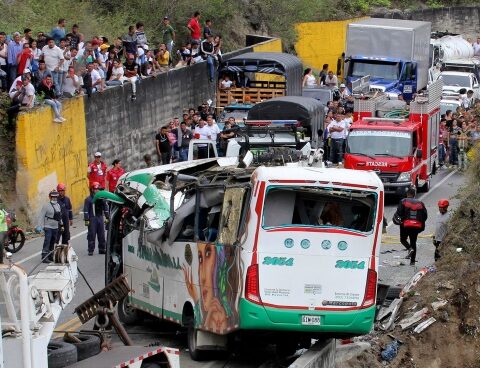 Twenty dead and fifteen injured when a bus overturned in Colombia