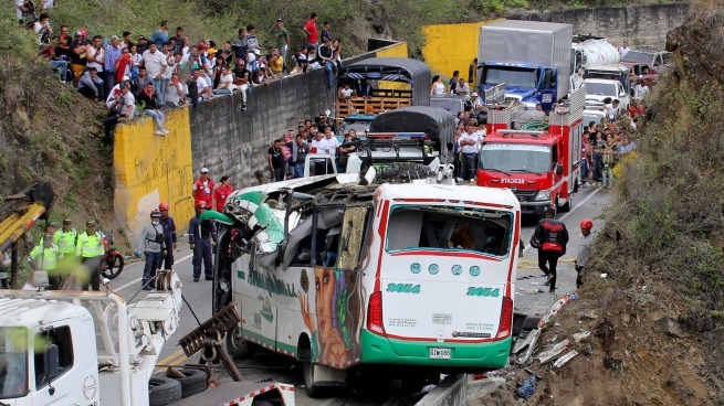 Twenty dead and fifteen injured when a bus overturned in Colombia