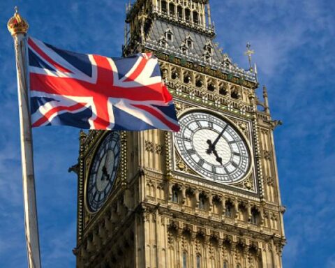 UK to withdraw tourist visa requirement for Colombians