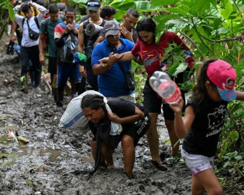 US Ambassador asks migrants not to risk their lives in the Darién