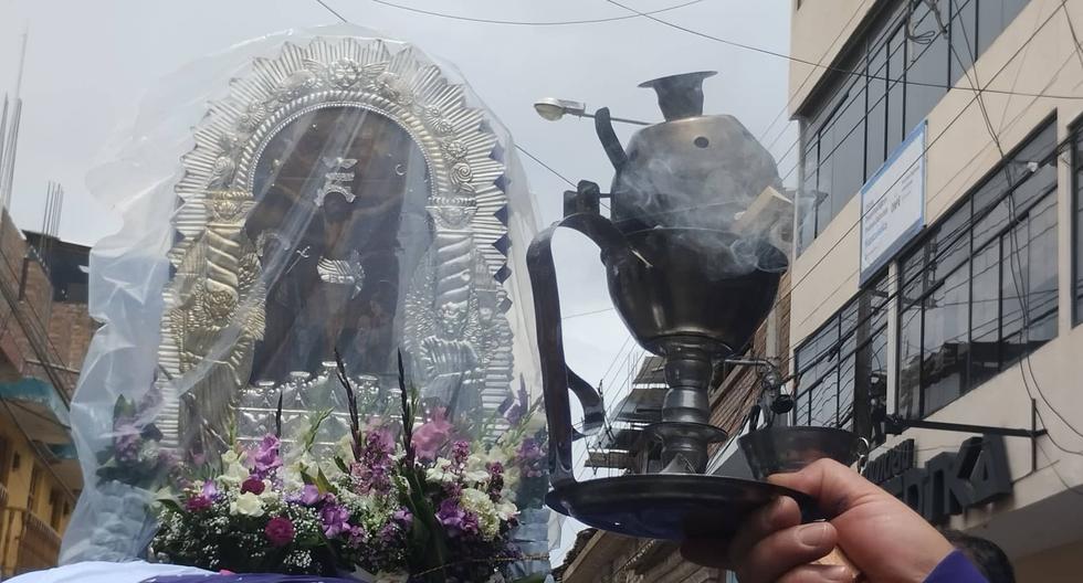 Venerated image of the Lord of Miracles walks the streets of Huancavelica