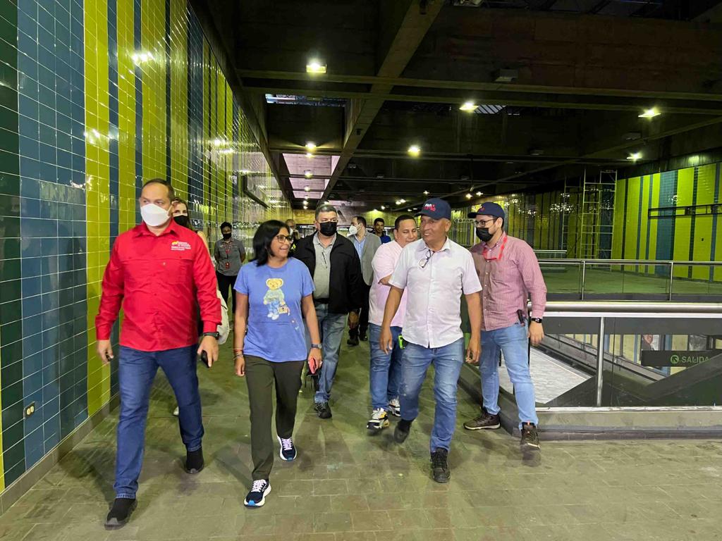 Vice President Rodríguez supervised recovery work on the Metro