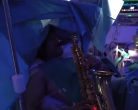 [Video] Musician plays the saxophone while undergoing surgery for a tumor in his brain