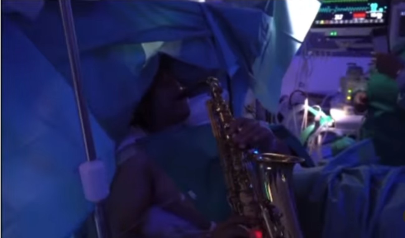 [Video] Musician plays the saxophone while undergoing surgery for a tumor in his brain