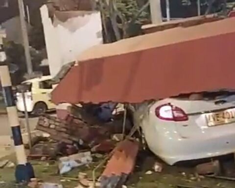 Video: They are looking for a driver who collided with the gate of "La Hacienda" in Cali