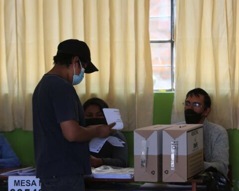 Voters who were polling station members must register for the payment of 120 soles