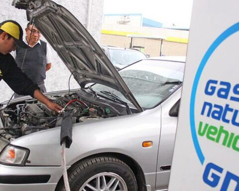 What are the challenges to massively use vehicular natural gas in Peru?