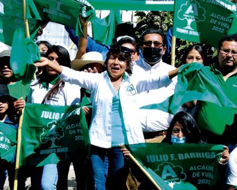 What are the regional movements in Arequipa that would lose their registration?