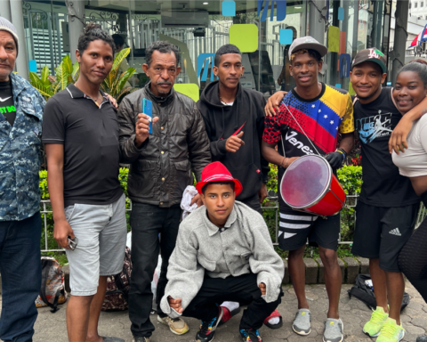 What challenges do Venezuelan migrants face in Central America on their way to the US?