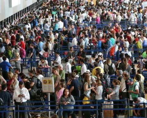 What goods have restrictions to enter and leave Peru?