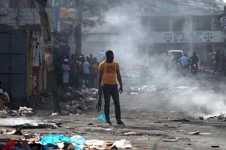 Armed gangs have implanted terror in Haiti, so the UN seeks to send a military mission to restore order in that nation.