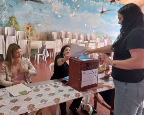 Young nationalists in full voting throughout the country