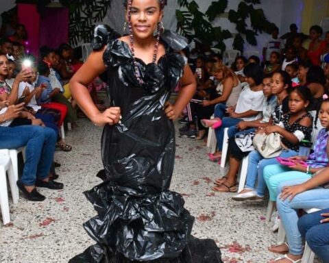 Young people from the municipality of Sánchez design suits with recyclable items