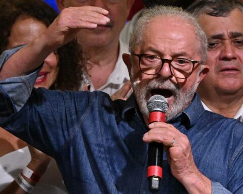 "brazil is back"Lula calls for unity in his first speech as new president