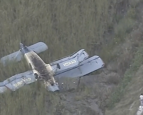 A Cuban plane crashes in the Everglades;  two people rescued alive