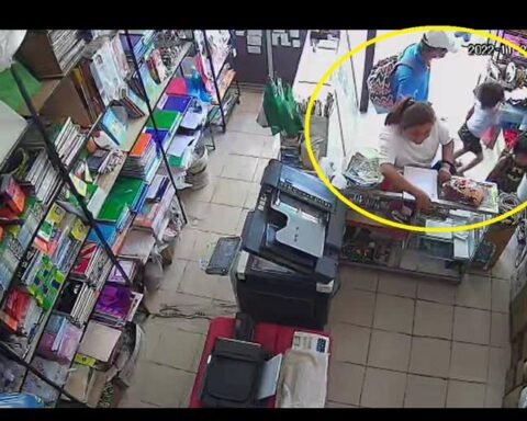 A couple distracts a saleswoman and uses a girl to steal