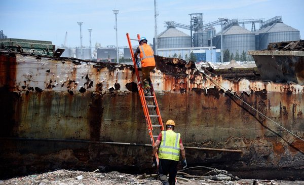 A postcard of the Montevideo bay that will disappear: this is how abandoned ships are scrapped