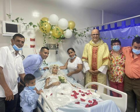A 'yes' for life: a couple sealed their marriage inside a hospital, she suffers from cancer