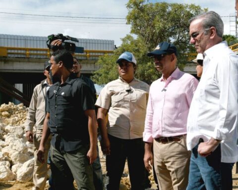 Abinader supervises work on the gabion wall on Las Carreras avenue