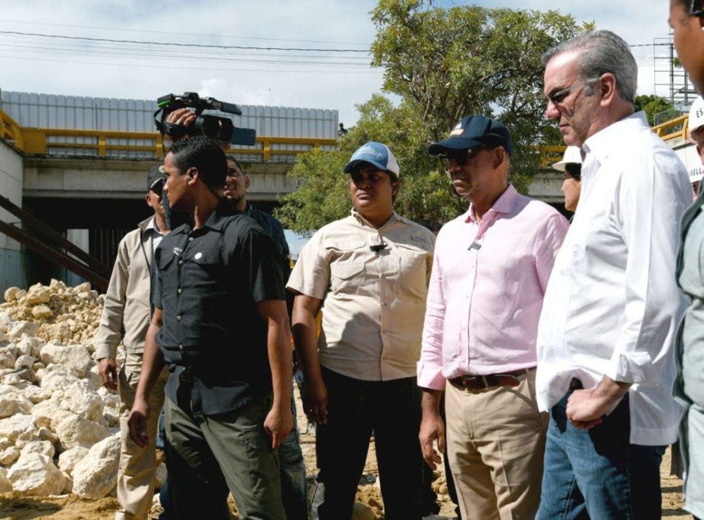 Abinader supervises work on the gabion wall on Las Carreras avenue