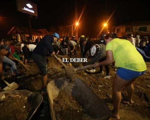 About twenty tankers enter the refinery and the neighbors want to see them leave with fuel