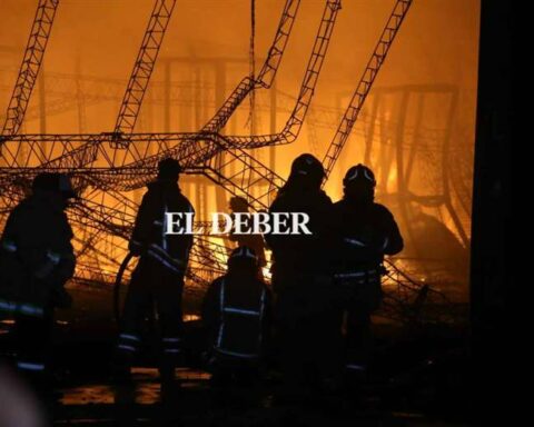 After four hours they manage to control the voracious fire in the Industrial Park