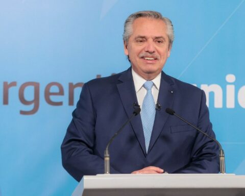 After his health problems, Alberto Fernández returns to appear in public