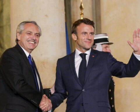 Alberto Fernández participated in a historic French ceremony at the Arc de Triomphe