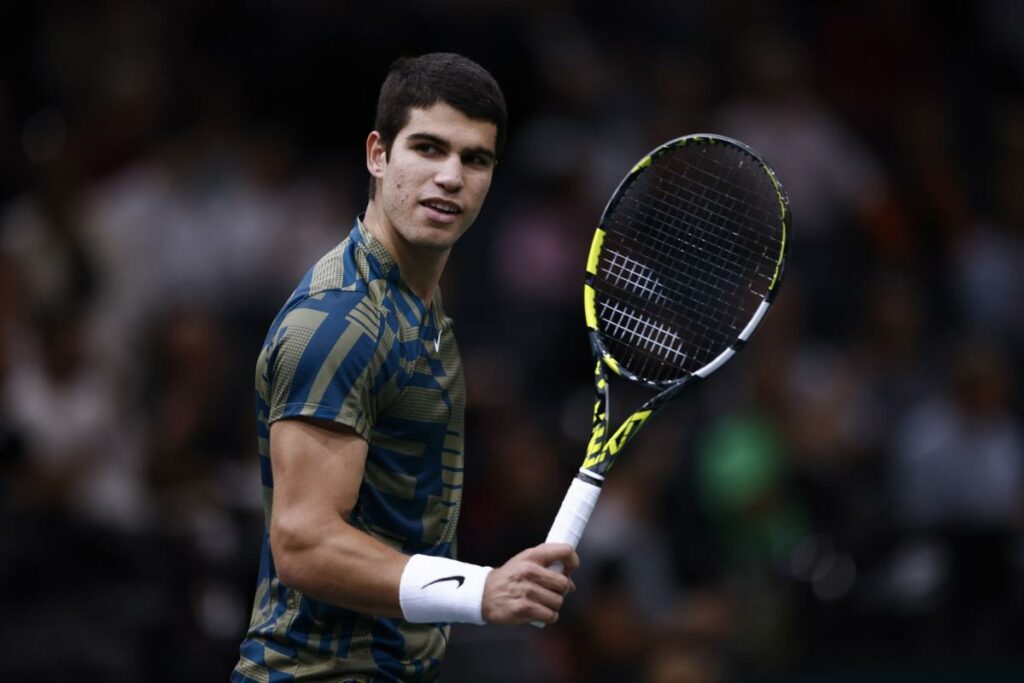 Alcaraz celebrates his number 1 until the ATP Finals with victory against Dimitrov