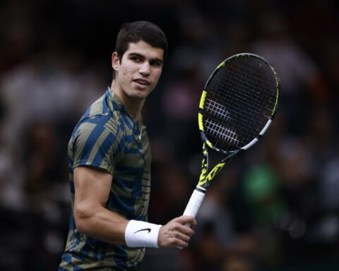 Alcaraz celebrates his number 1 until the ATP Finals with victory against Dimitrov
