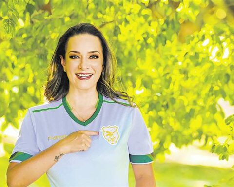 Alejandra Saucedo shows that soccer is not just for men