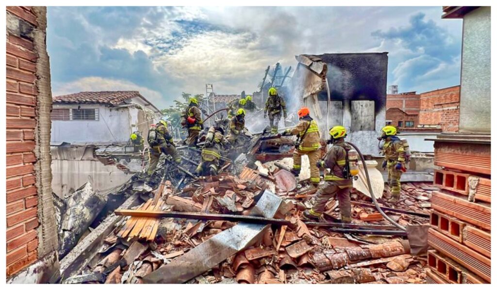 Altars and religious images, the only thing intact in houses where the plane crashed in Medellín