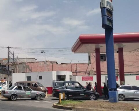 Arequipa: Taxi drivers still form queues at some taps due to LPG